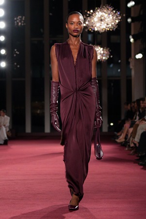 بتصاميم عصرية وخالدة: مايكل كورس يحتفل بـ45 عاماً من الأناقة النيويوركية