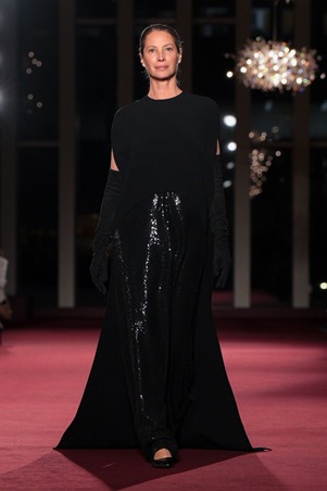 بتصاميم عصرية وخالدة: مايكل كورس يحتفل بـ45 عاماً من الأناقة النيويوركية