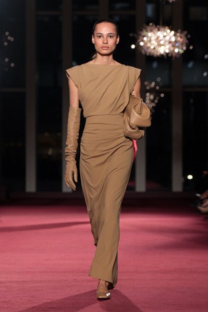 بتصاميم عصرية وخالدة: مايكل كورس يحتفل بـ45 عاماً من الأناقة النيويوركية