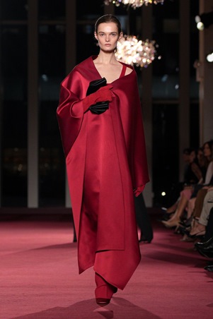 بتصاميم عصرية وخالدة: مايكل كورس يحتفل بـ45 عاماً من الأناقة النيويوركية