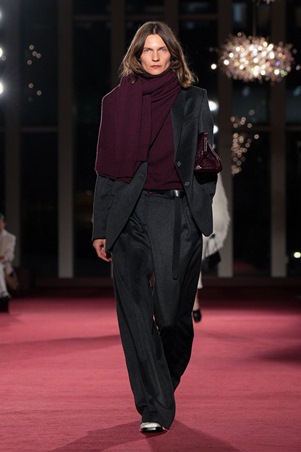 بتصاميم عصرية وخالدة: مايكل كورس يحتفل بـ45 عاماً من الأناقة النيويوركية