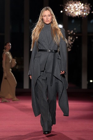 بتصاميم عصرية وخالدة: مايكل كورس يحتفل بـ45 عاماً من الأناقة النيويوركية