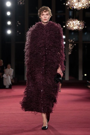 بتصاميم عصرية وخالدة: مايكل كورس يحتفل بـ45 عاماً من الأناقة النيويوركية