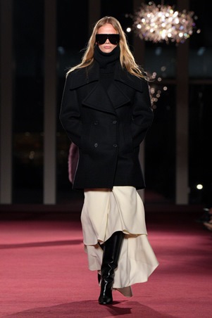 بتصاميم عصرية وخالدة: مايكل كورس يحتفل بـ45 عاماً من الأناقة النيويوركية