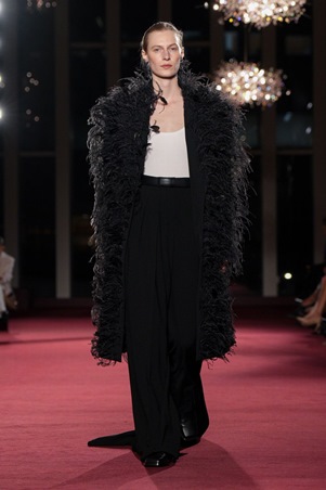 بتصاميم عصرية وخالدة: مايكل كورس يحتفل بـ45 عاماً من الأناقة النيويوركية