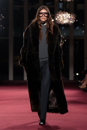 بتصاميم عصرية وخالدة: مايكل كورس يحتفل بـ45 عاماً من الأناقة النيويوركية