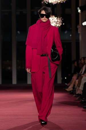 بتصاميم عصرية وخالدة: مايكل كورس يحتفل بـ45 عاماً من الأناقة النيويوركية