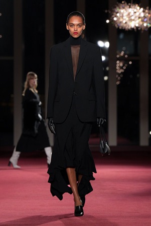 بتصاميم عصرية وخالدة: مايكل كورس يحتفل بـ45 عاماً من الأناقة النيويوركية