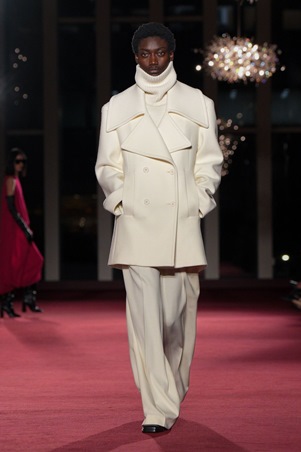 بتصاميم عصرية وخالدة: مايكل كورس يحتفل بـ45 عاماً من الأناقة النيويوركية