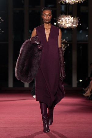 بتصاميم عصرية وخالدة: مايكل كورس يحتفل بـ45 عاماً من الأناقة النيويوركية