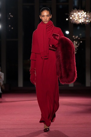 بتصاميم عصرية وخالدة: مايكل كورس يحتفل بـ45 عاماً من الأناقة النيويوركية