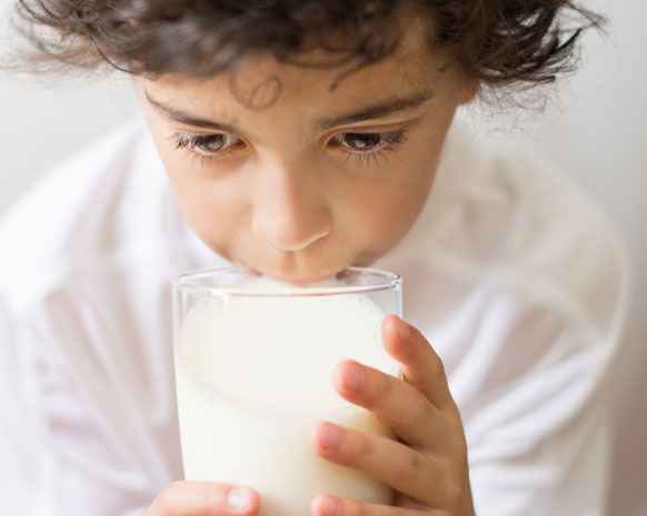 معدة طفلك لا تتقبل الحليب؟ تعرفي على الأسباب والحلول