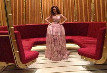ميريام فارس في فستان يشبه المظلة