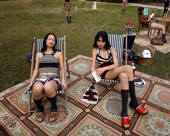 Miu Miu  تحتفي بأناقة القطع المعاد إحياؤها مع كاثرين مارتن