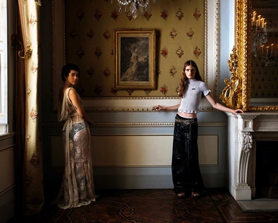 Miu Miu  تحتفي بأناقة القطع المعاد إحياؤها مع كاثرين مارتن