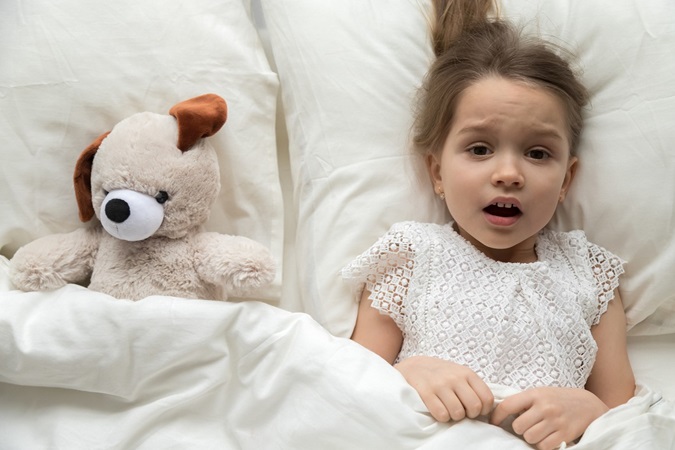 4 أسباب تدفع طفلك إلى مغادرة فراشه ليلاً