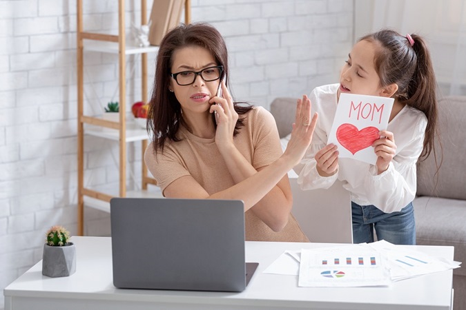 5 عادات خاطئة تشعر طفلك بالإهمال