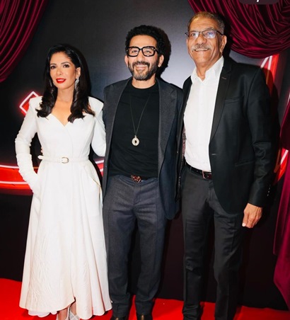 أحمد حلمي يدعم زوجته بعد عرض 