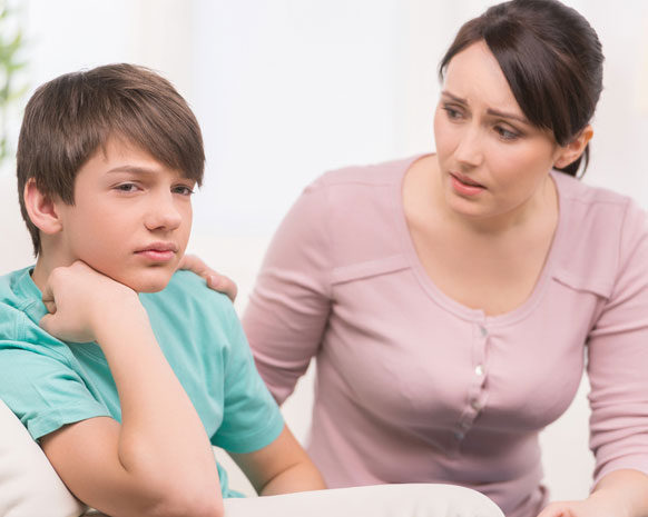 ولدك يخفي عنك الأسرار.. كيف تتصرّفين؟