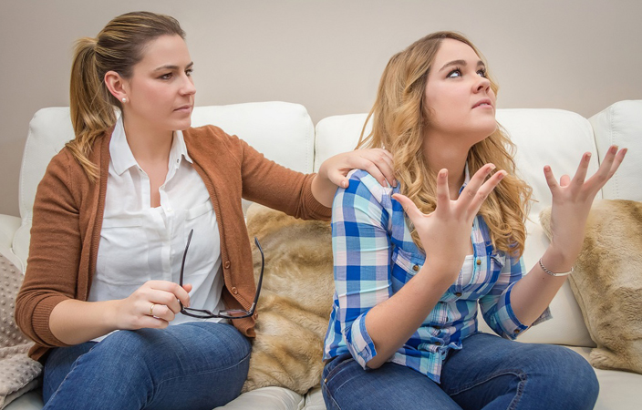 5 مشاكل قد يتعرّض لها المراهق ويخشى إخبارك بها