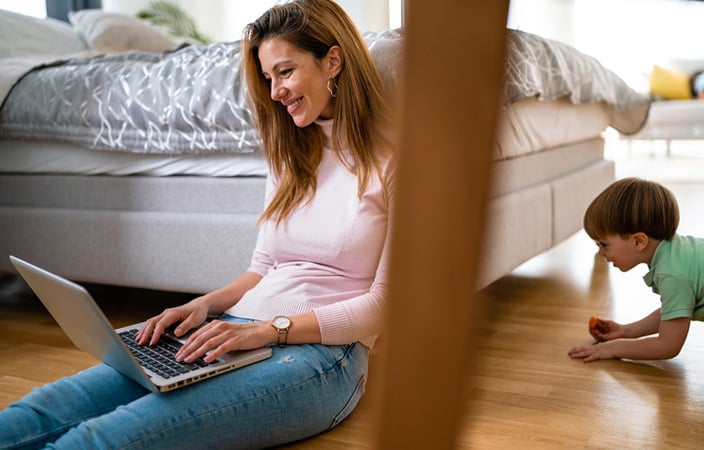 9 أشياء تضعف تركيزك واهتمامك بطفلك