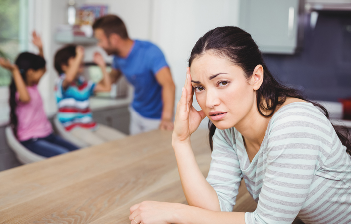 4 تضحيات تقدمها الأمهات يومياً من أجل أطفالهن