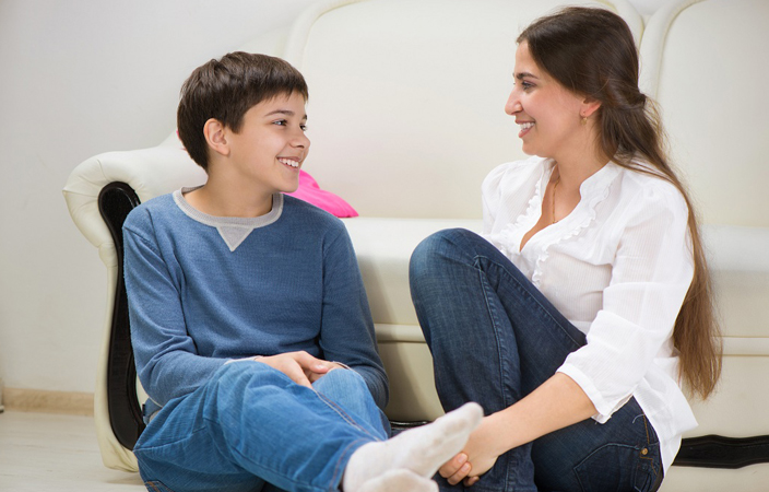 5 مشاكل قد يتعرّض لها المراهق ويخشى إخبارك بها