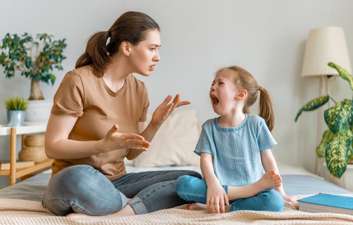 5 أساليب شائعة لتأديب الطفل، وأسباب فشلها معكِ