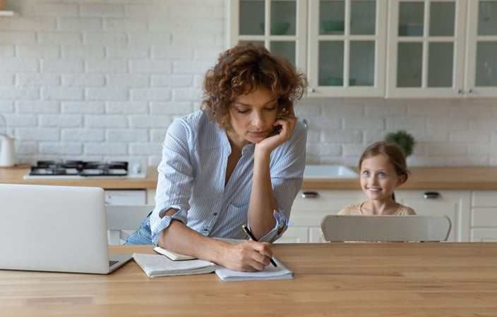 9 أشياء تضعف تركيزك واهتمامك بطفلك