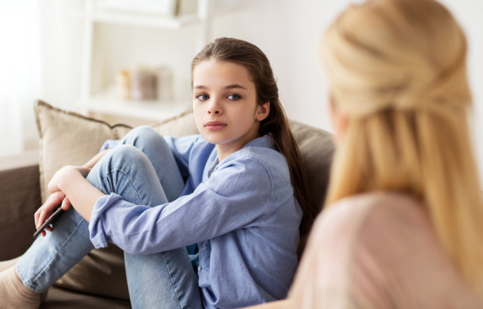 5 مشاكل قد يتعرّض لها المراهق ويخشى إخبارك بها