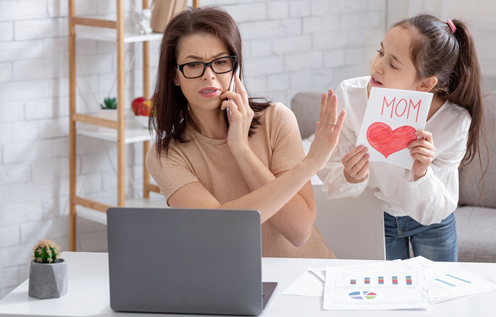 9 أشياء تضعف تركيزك واهتمامك بطفلك