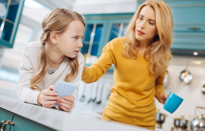 5 قرارات سيئة تتخذها الأمهات.. تجنّبيها