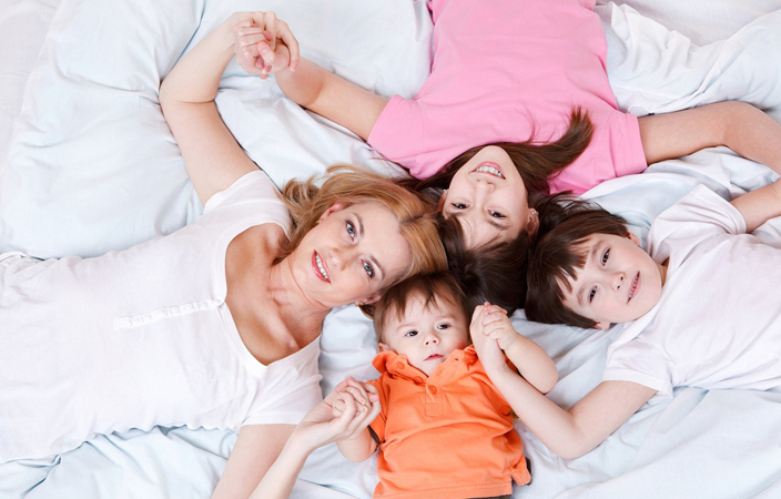 البقاء في المنزل فرصة لتعزيز علاقة الأخوّة بين أطفالك  Mother-child-7-8