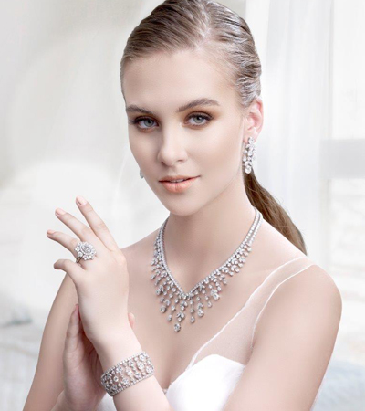لعروس 2020.. احتفي ببداية جديدة لحياتك بأطقم الماس والأحجار الملونة