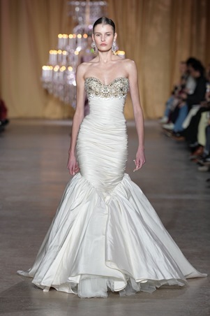 زهير مراد يحتفي بالأنوثة الكلاسيكية في الهوت كوتور الباريسي