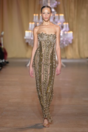 زهير مراد يحتفي بالأنوثة الكلاسيكية في الهوت كوتور الباريسي