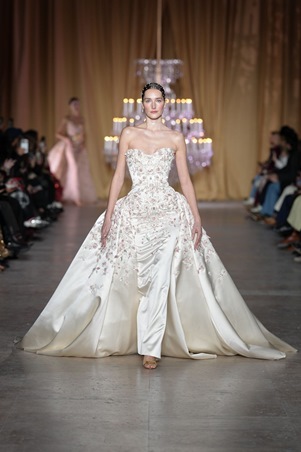 زهير مراد يحتفي بالأنوثة الكلاسيكية في الهوت كوتور الباريسي