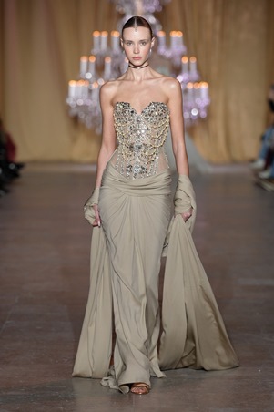 زهير مراد يحتفي بالأنوثة الكلاسيكية في الهوت كوتور الباريسي