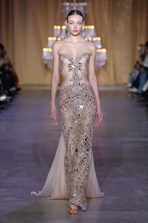 زهير مراد يحتفي بالأنوثة الكلاسيكية في الهوت كوتور الباريسي