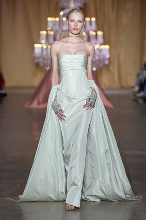 زهير مراد يحتفي بالأنوثة الكلاسيكية في الهوت كوتور الباريسي