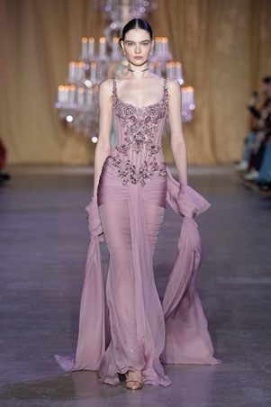 زهير مراد يحتفي بالأنوثة الكلاسيكية في الهوت كوتور الباريسي