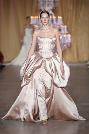 زهير مراد يحتفي بالأنوثة الكلاسيكية في الهوت كوتور الباريسي