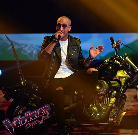 للمرّة الأولى مُتسابق «ذا فويس» ينزع قُبّعته على المسرح