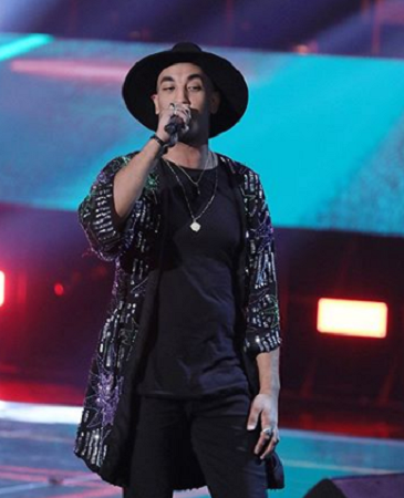 للمرّة الأولى مُتسابق «ذا فويس» ينزع قُبّعته على المسرح