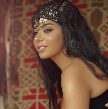 نسرين أمين تُهدِّد جمهورها بالكشف عن بطنها
