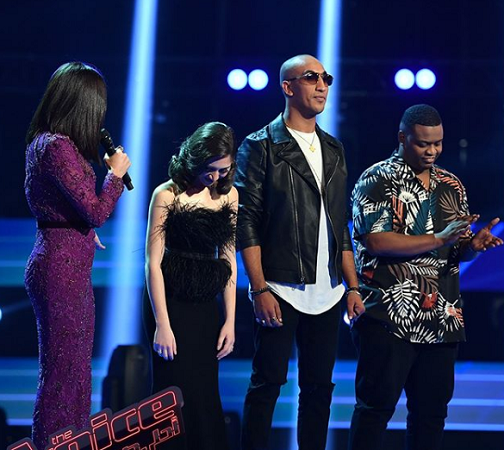 للمرّة الأولى مُتسابق «ذا فويس» ينزع قُبّعته على المسرح