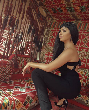 نسرين أمين تُهدِّد جمهورها بالكشف عن بطنها