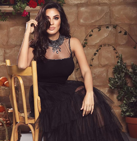 فيديو يظهر نادين نجيم تقصّ شعرها