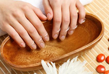 9 نصائح تطبّقينها في البيت لأظافر مميزة 