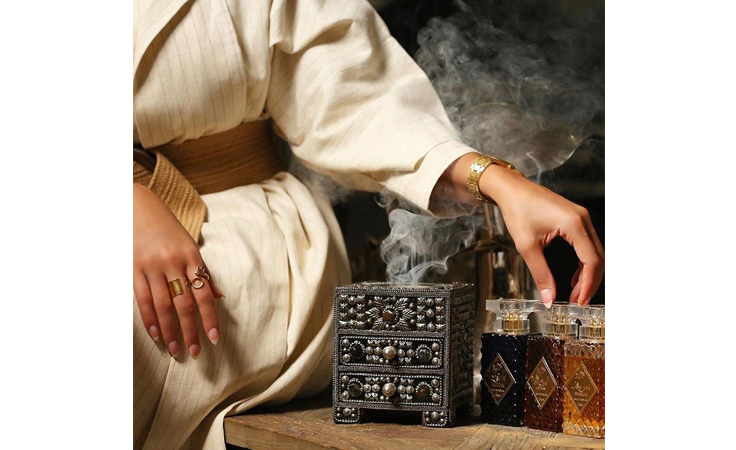 ما هي ألوان المناكير التي تليق بعباءتكِ في العيد؟ إليكِ دليلنا